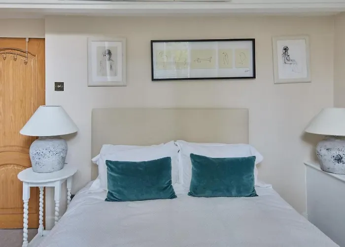 Beautiful Two Bedroom Flat In Kensington
